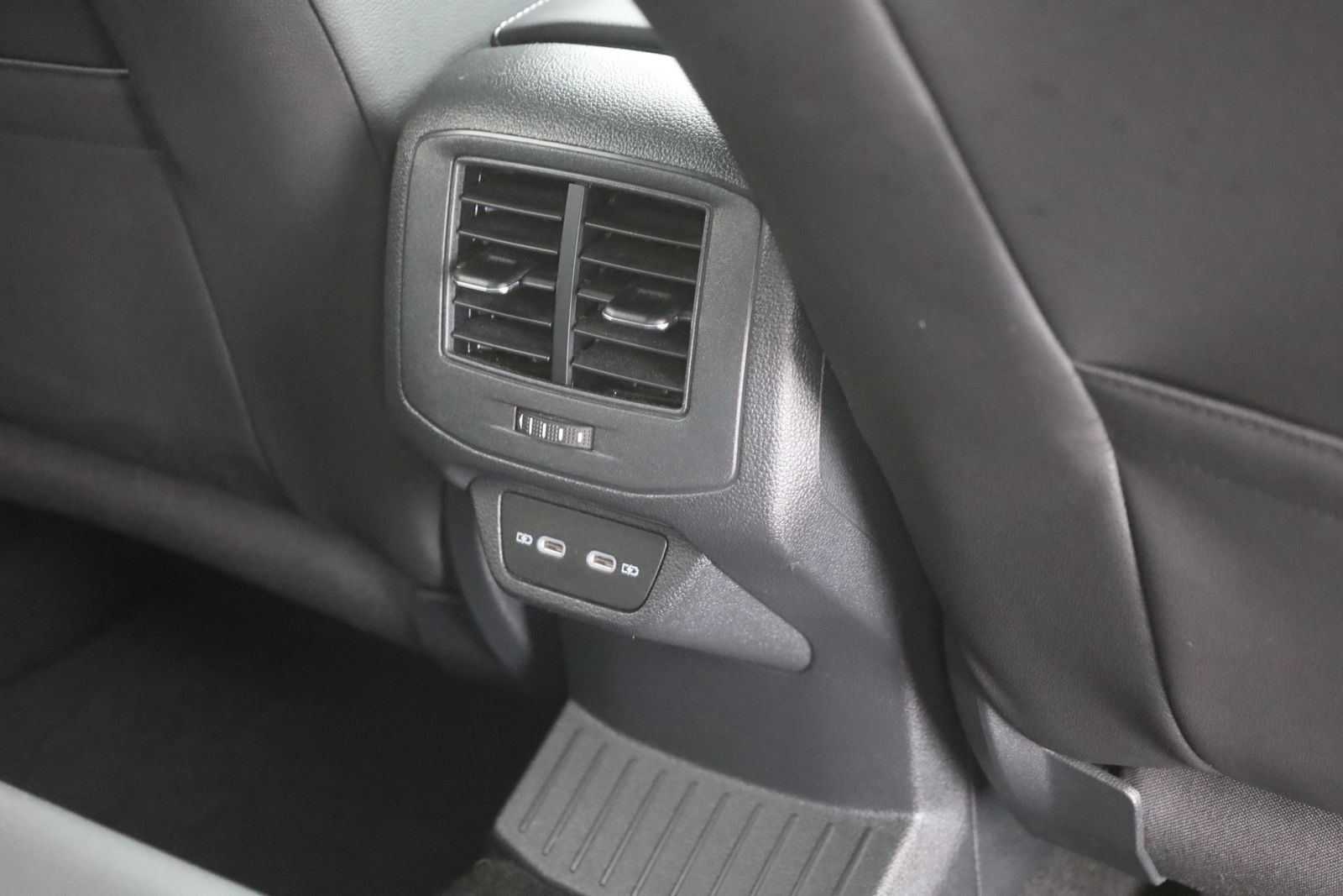 Volkswagen T-Roc 2.0 TSI R 4Motion - Samsaru's Car Outlet
