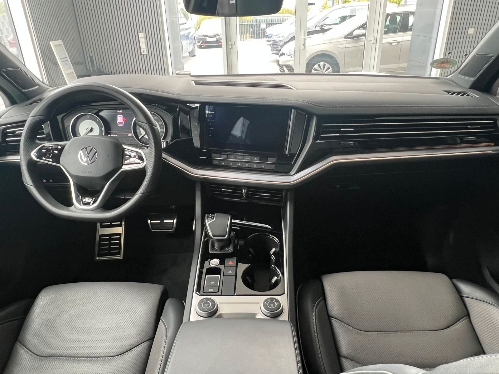 Volkswagen Touareg 3.0 TDI R-Line 4M - Samsaru's Car Outlet
