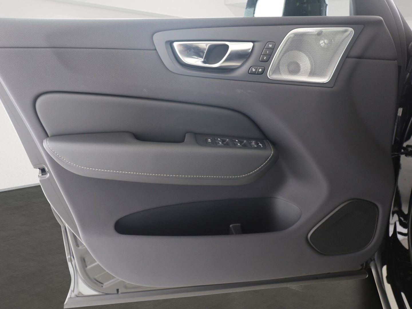 Volvo XC60 T6 Plus Black Edition Plug-In Hybrid AWD - Samsaru's Car Outlet