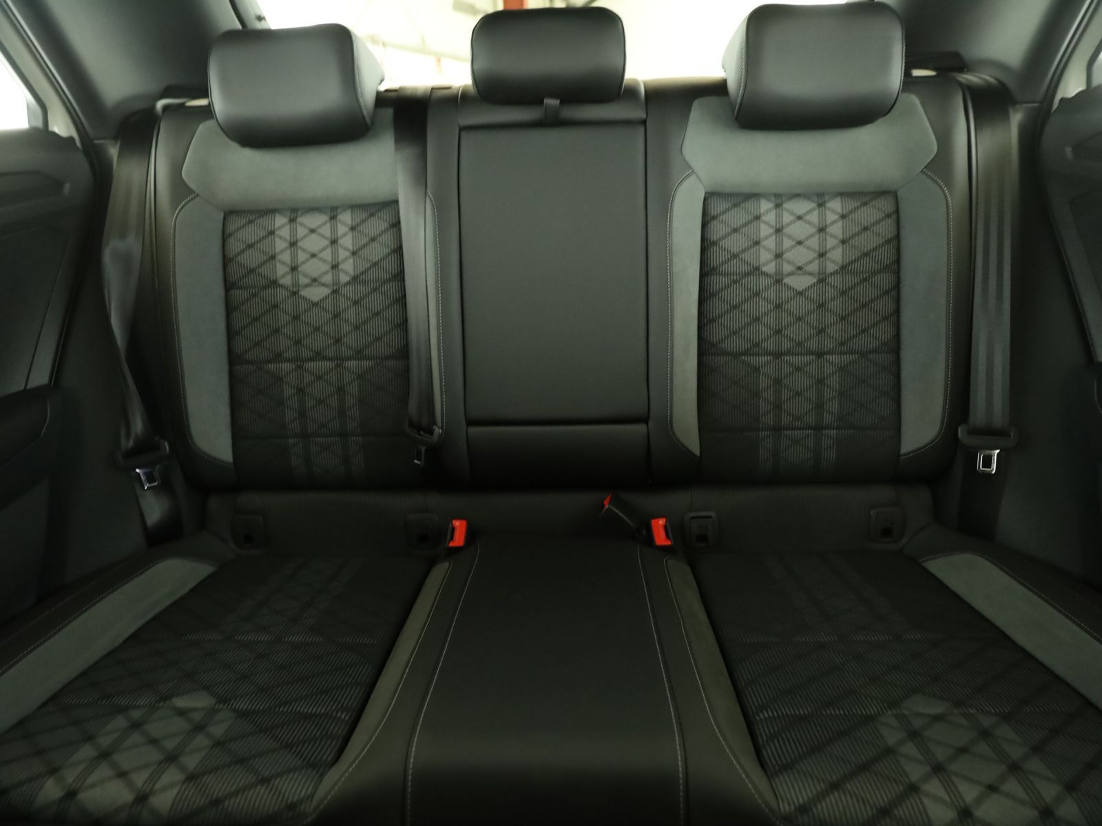 Volkswagen T-Roc 1.5 TSI R-Line - Samsaru's Car Outlet