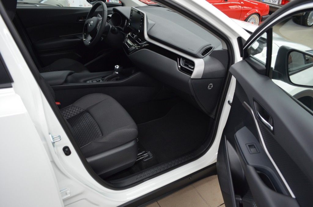 Toyota C-HR 1.8 Hybrid Flow - Samsaru's Car Outlet
