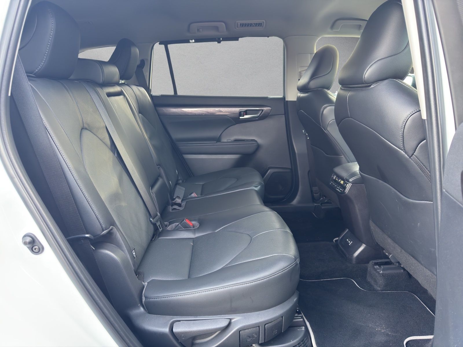 Toyota Highlander Hybrid Luxury 7 SITZER+AHK+LEDER+HuD
