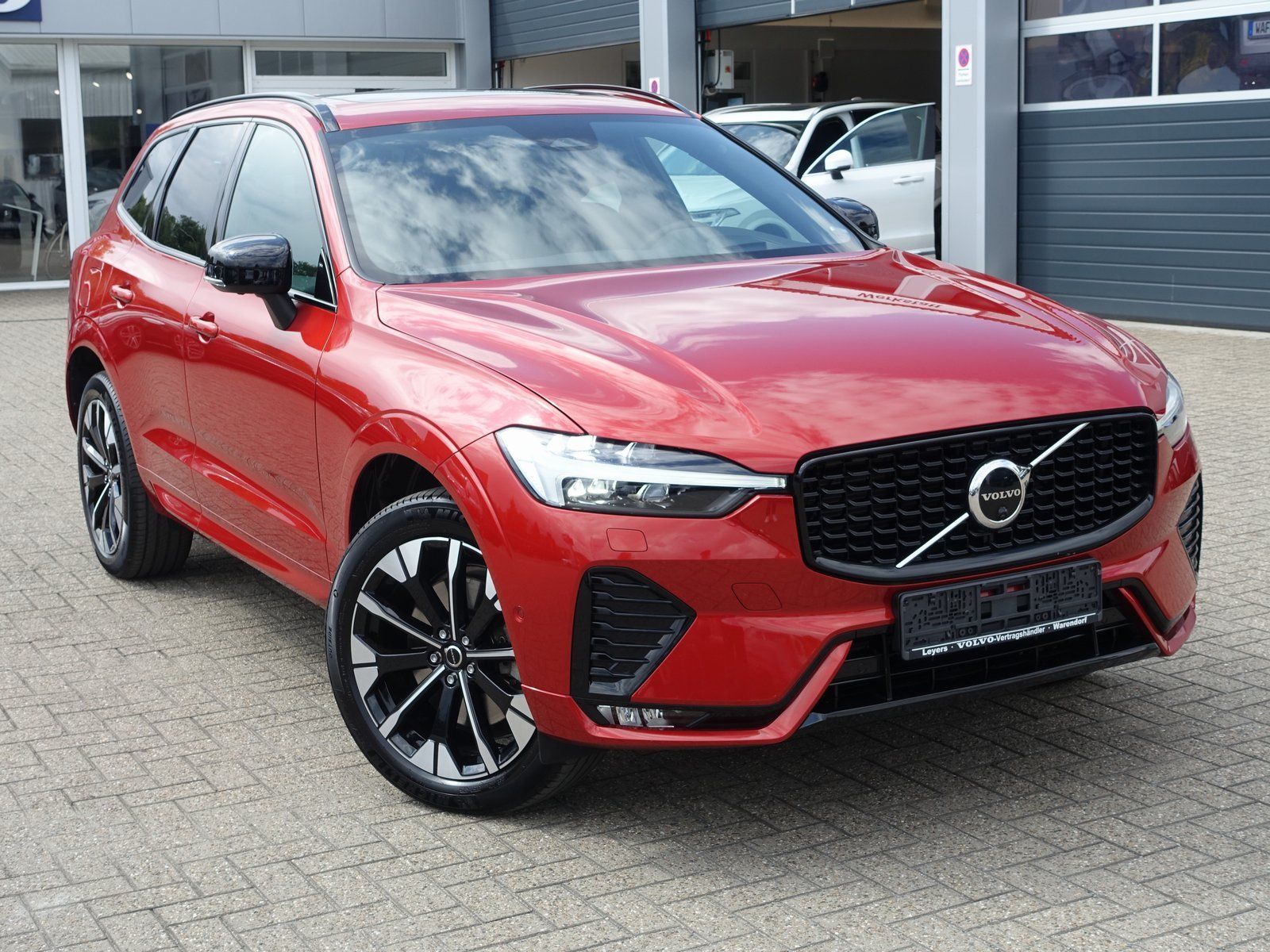 Volvo XC60 B5 Ultimate Dark AWD - Samsaru's Car Outlet