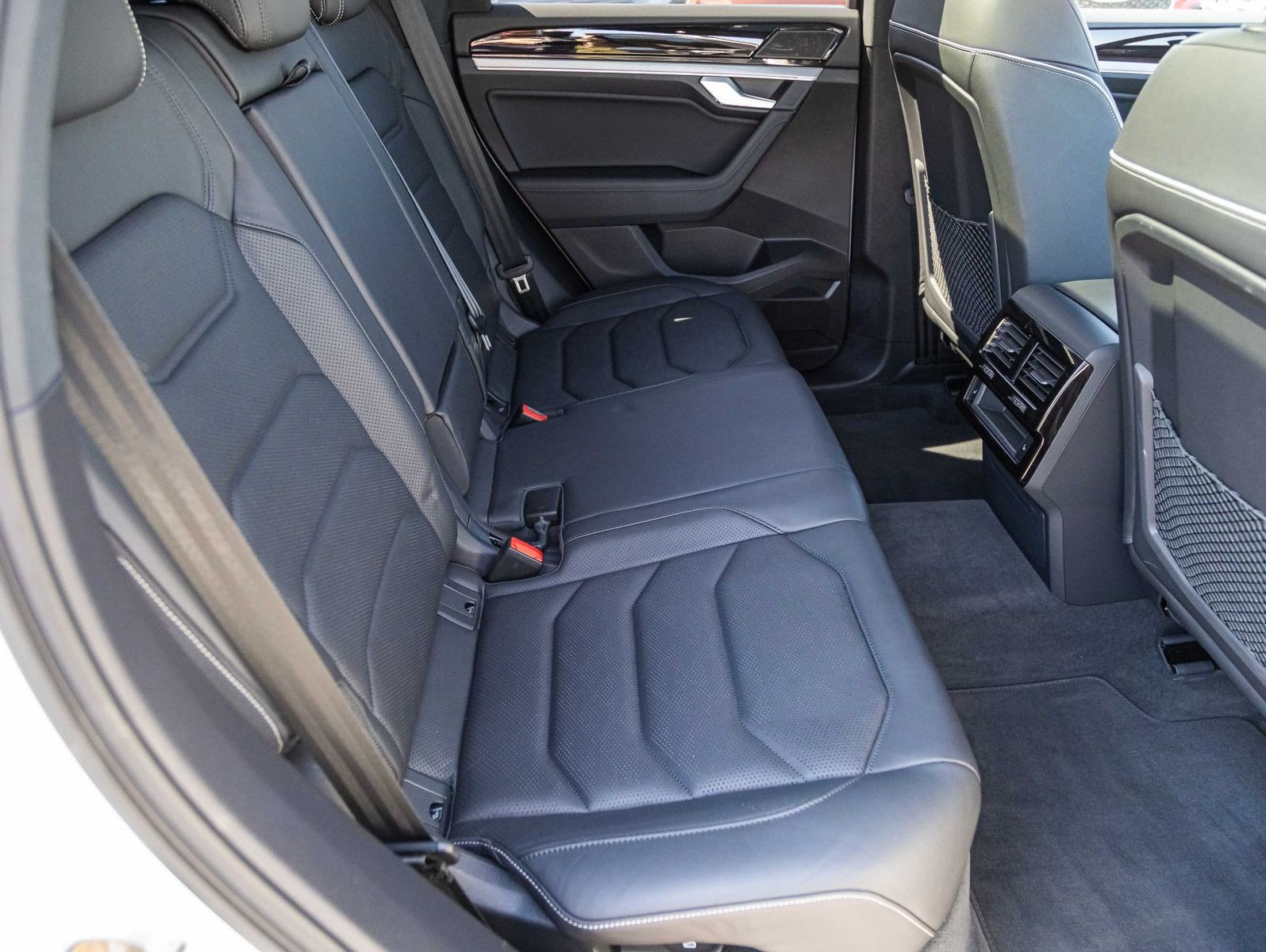 Volkswagen Touareg 3.0 TDI Elegance - Samsaru's Car Outlet