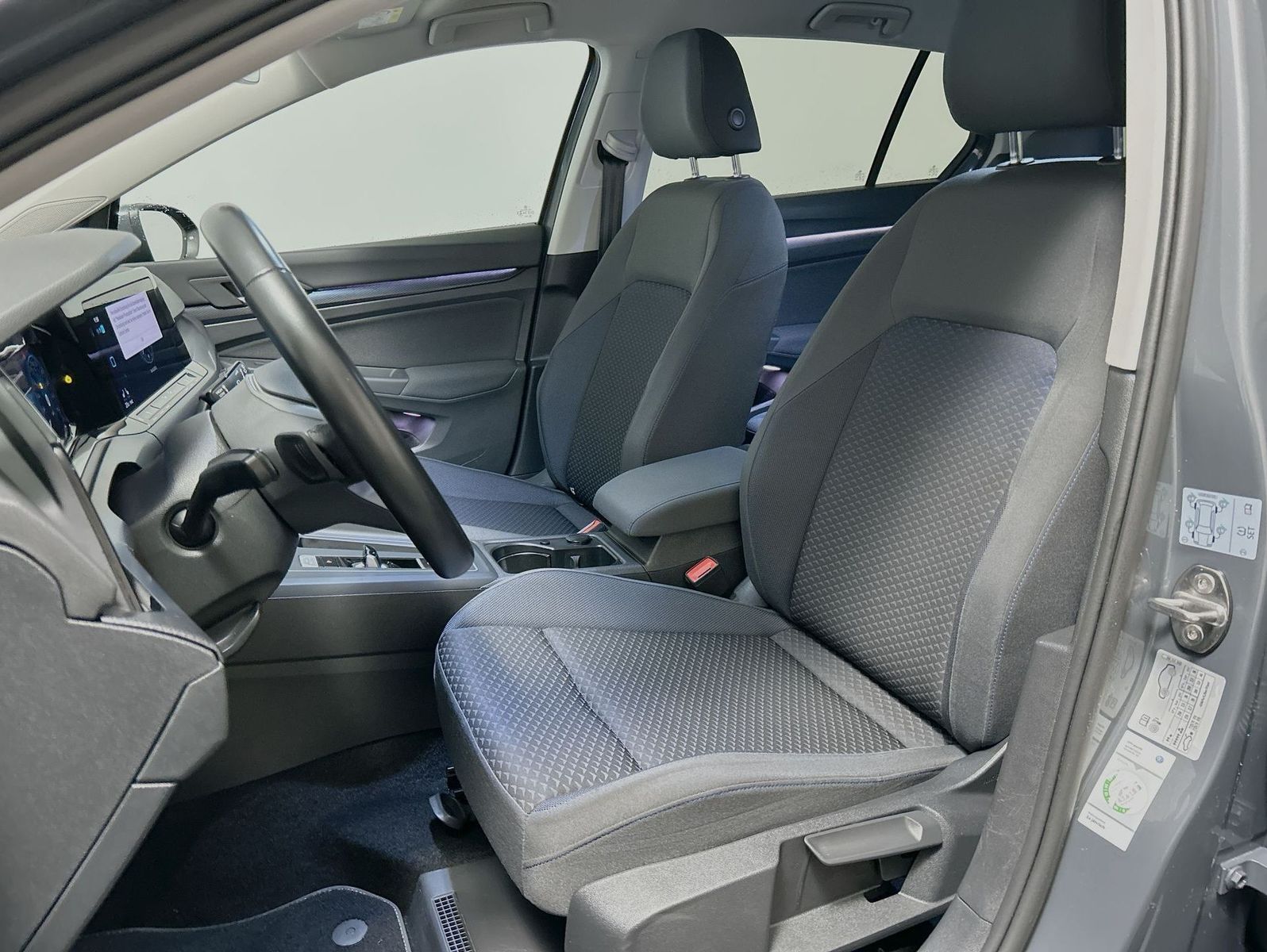 Volkswagen Golf VIII 1.0 eTSI DSG United - Samsaru's Car Outlet