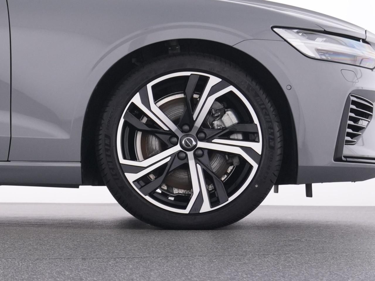 Volvo V60 T6 Recharge AWD PlusDark+AHK+PANO+360°+LM 19