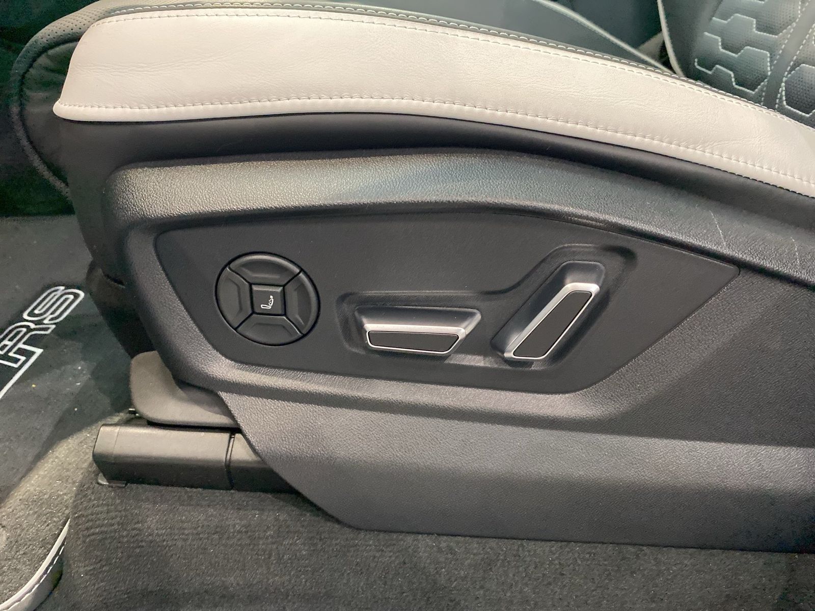 Audi RS Q8 Fahrw.p. adv StHz HUD PANO Laser 360 23