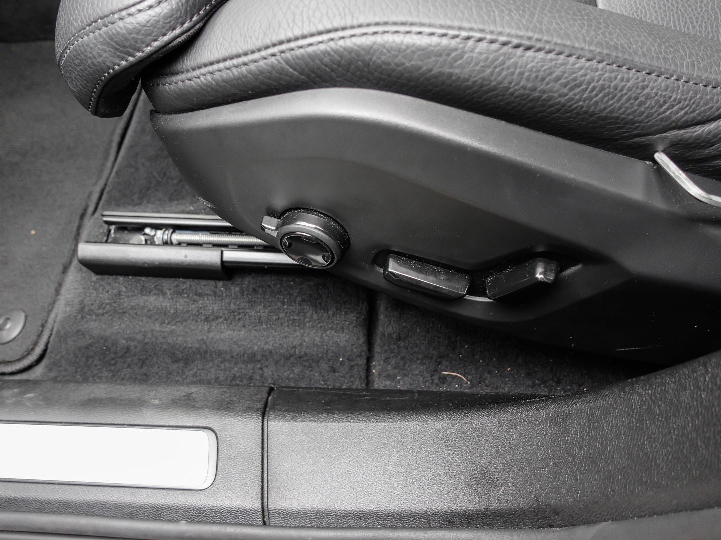 Volvo XC60 Plus Dark Recharge Plug-In Hybrid AWD T6 Tw