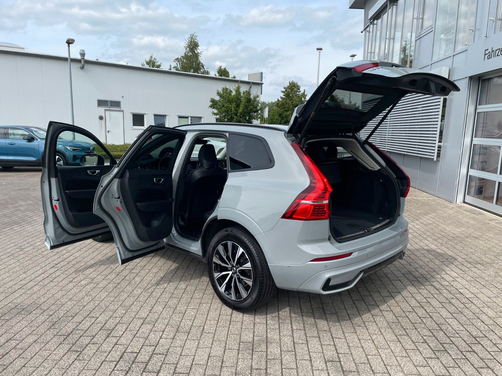 Volvo XC60 B5 AWD PLUS DARK-360-BLIS-H/K-Pilot-VollLED