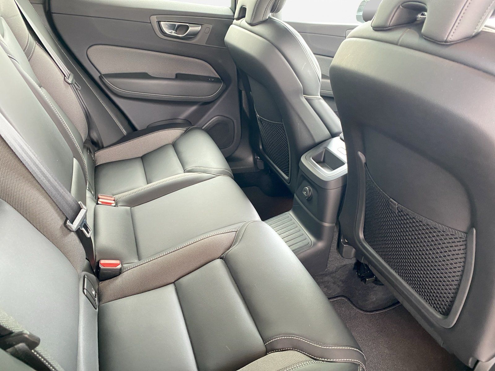 Volvo XC60 T8 Ultimate Dark Recharge AWD*AHK*Pano*WiPa
