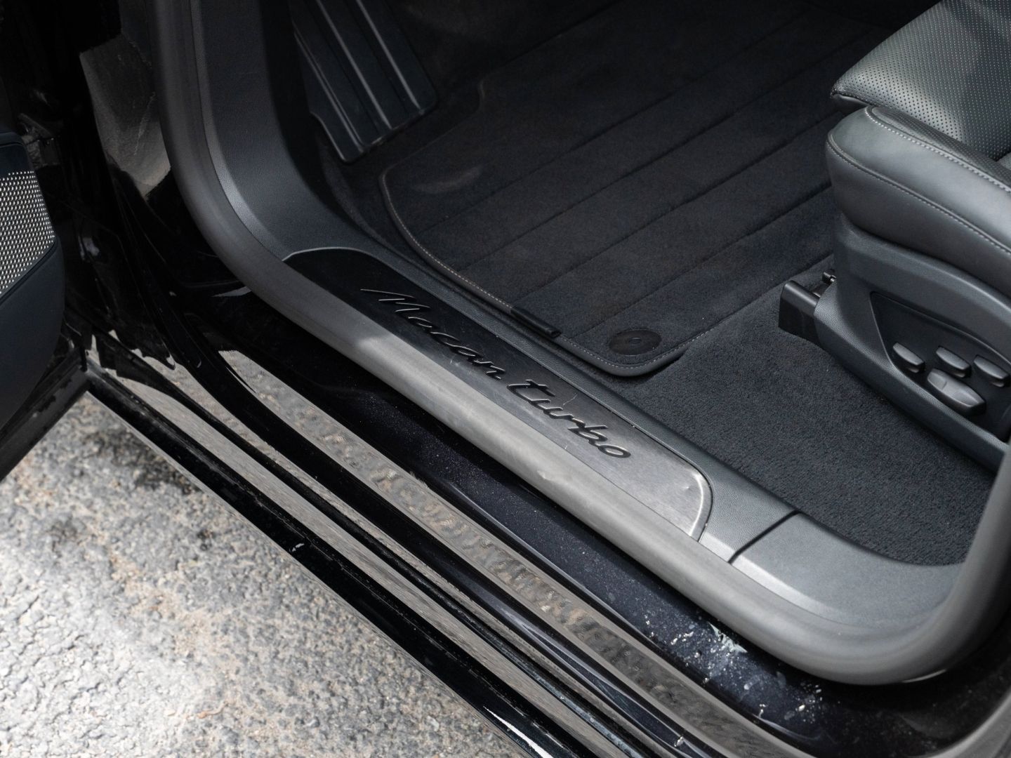 Porsche Macan Turbo Burmester AHK AR HUD Surround View