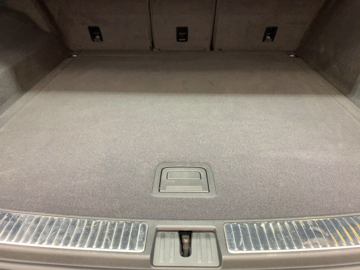 Volkswagen Touareg 3.0TDI 4M R-LINE - Samsaru's Car Outlet