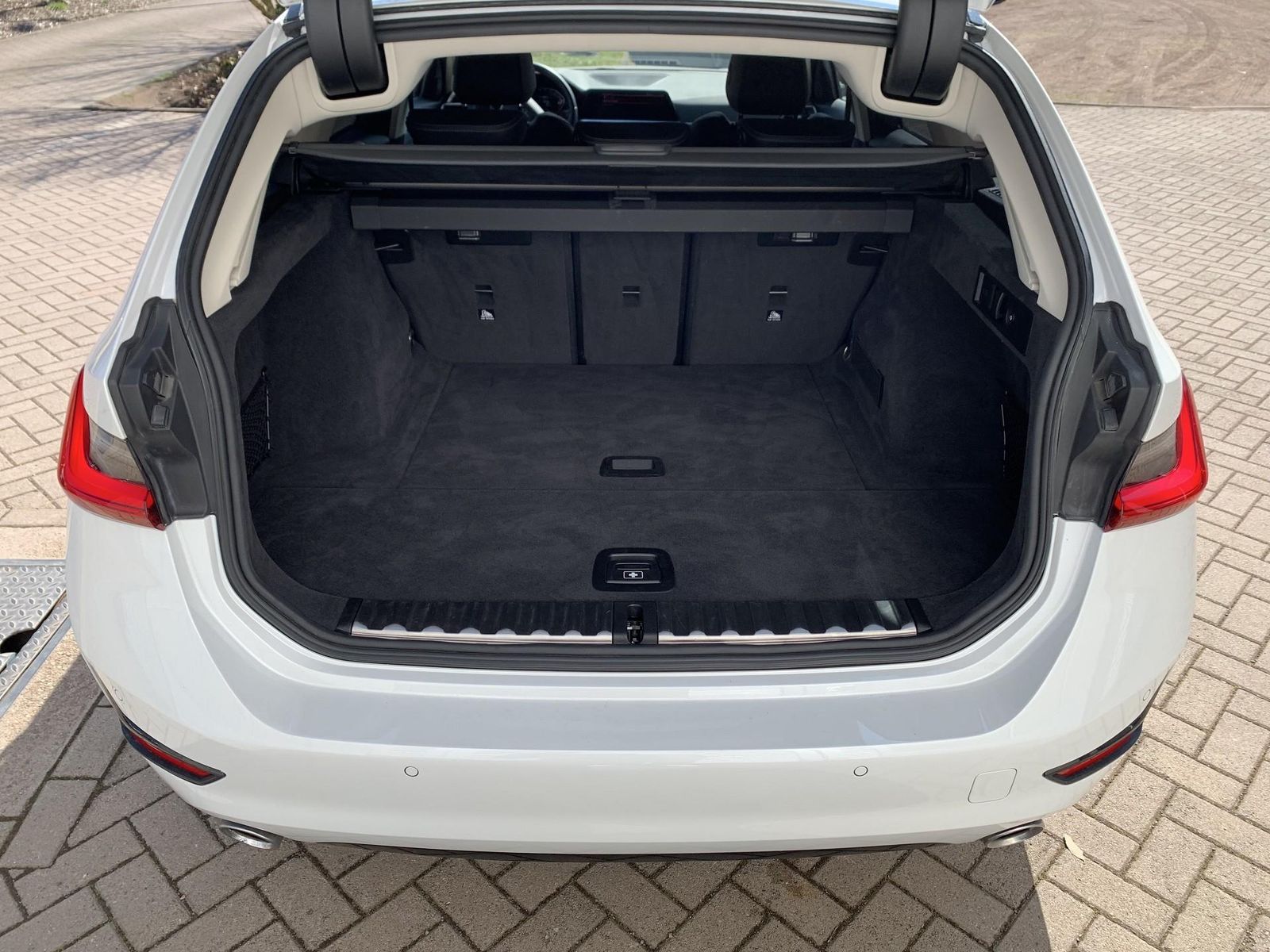 BMW 330i SportLine - Samsaru's Car Outlet