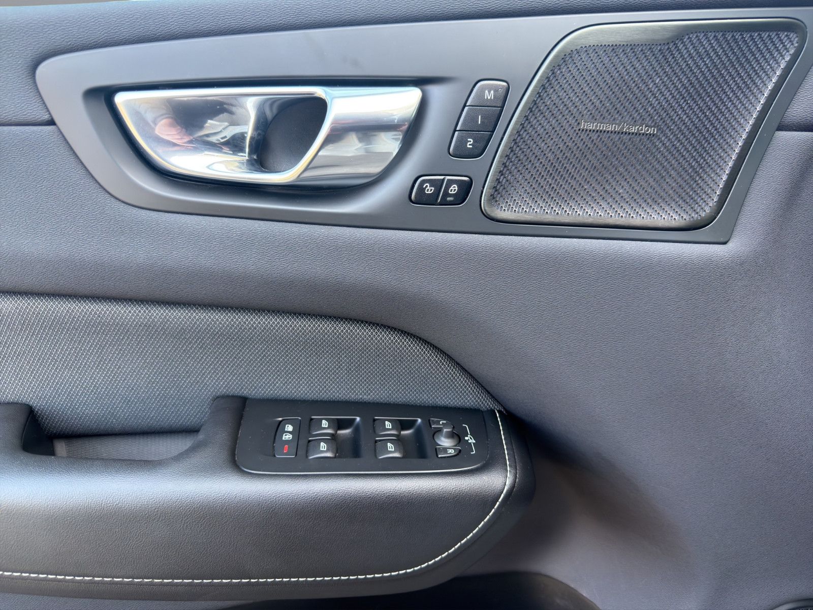 Volvo XC60 T8 R Design Plug-In Hybrid AWD+Headup+Pano