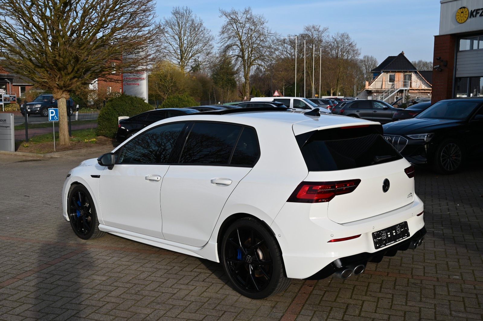 Volkswagen Golf VIII Lim. R 4Motion/ ACC / PANO / R-SPORT