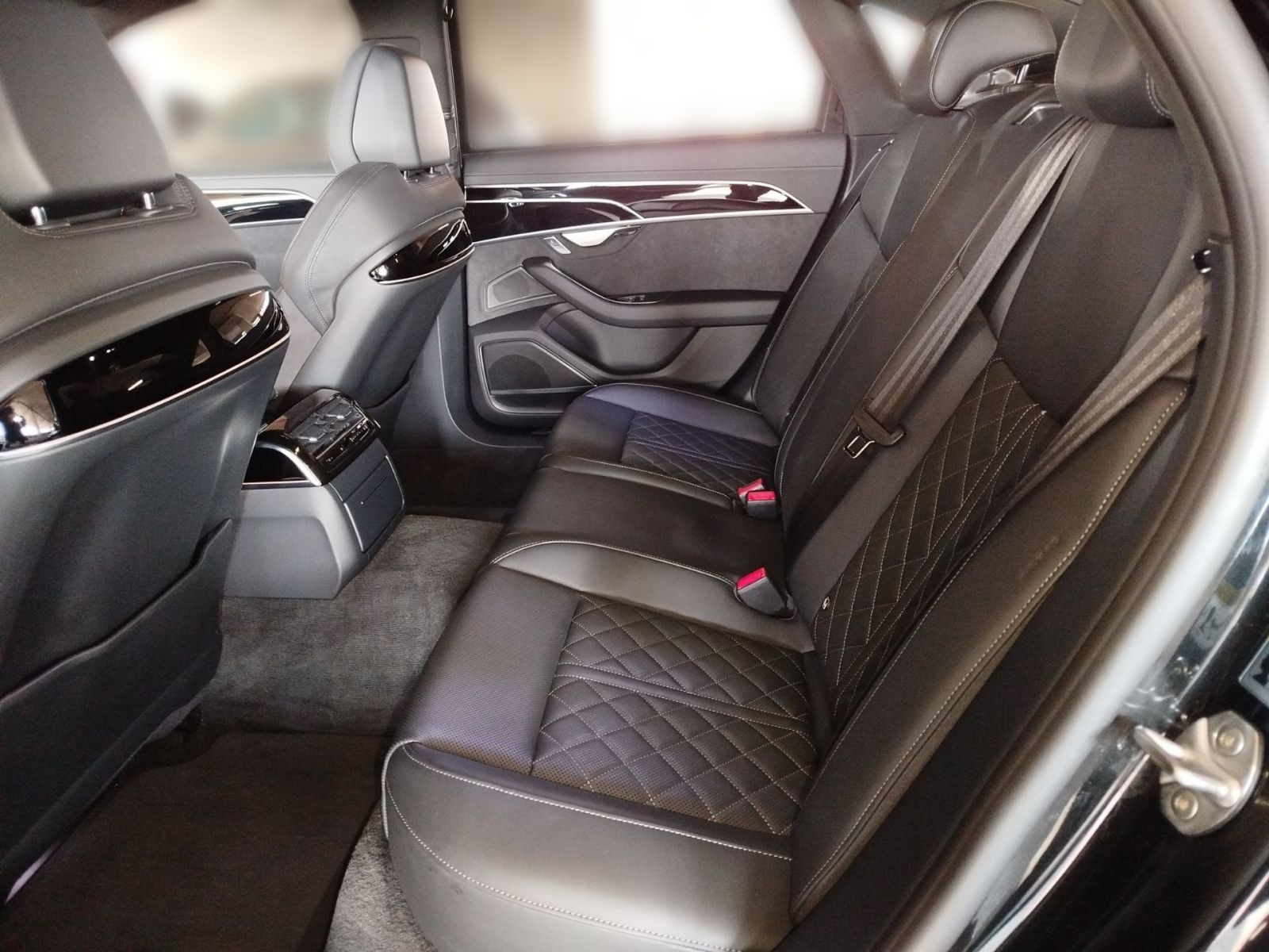 Audi A8 60 TFSI e quattro - Samsaru's Car Outlet