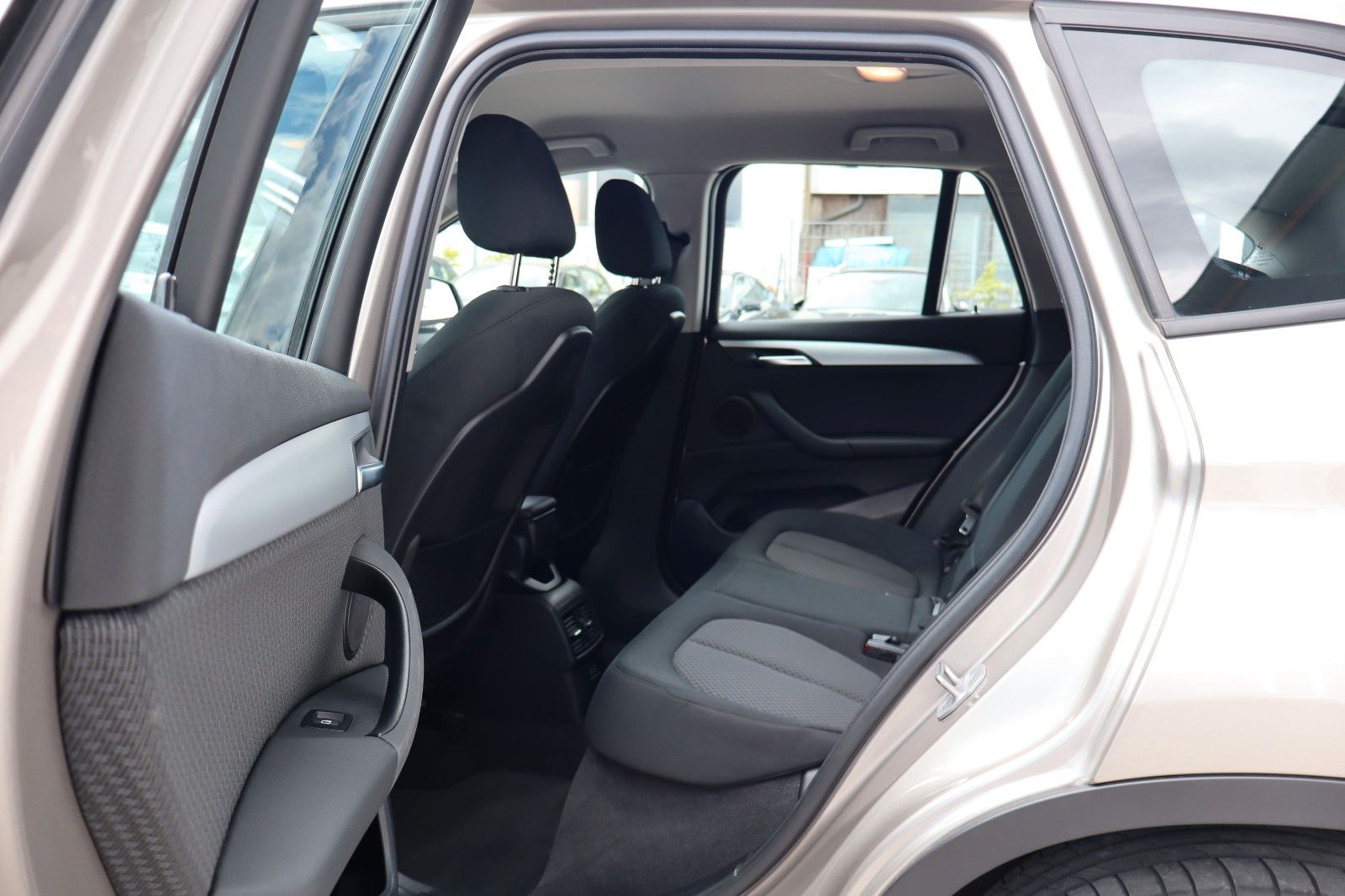 BMW X1 xDrive 25 e Advantage - Samsaru's Car Outlet