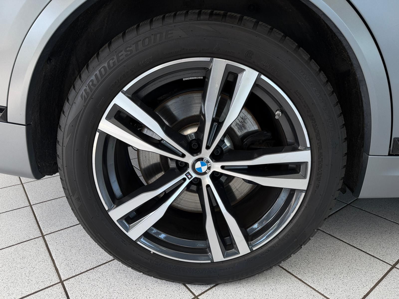 BMW X7 M60 i*PANO-SKY*B&W*HUD*KRISTALL*6-SITZ*360°
