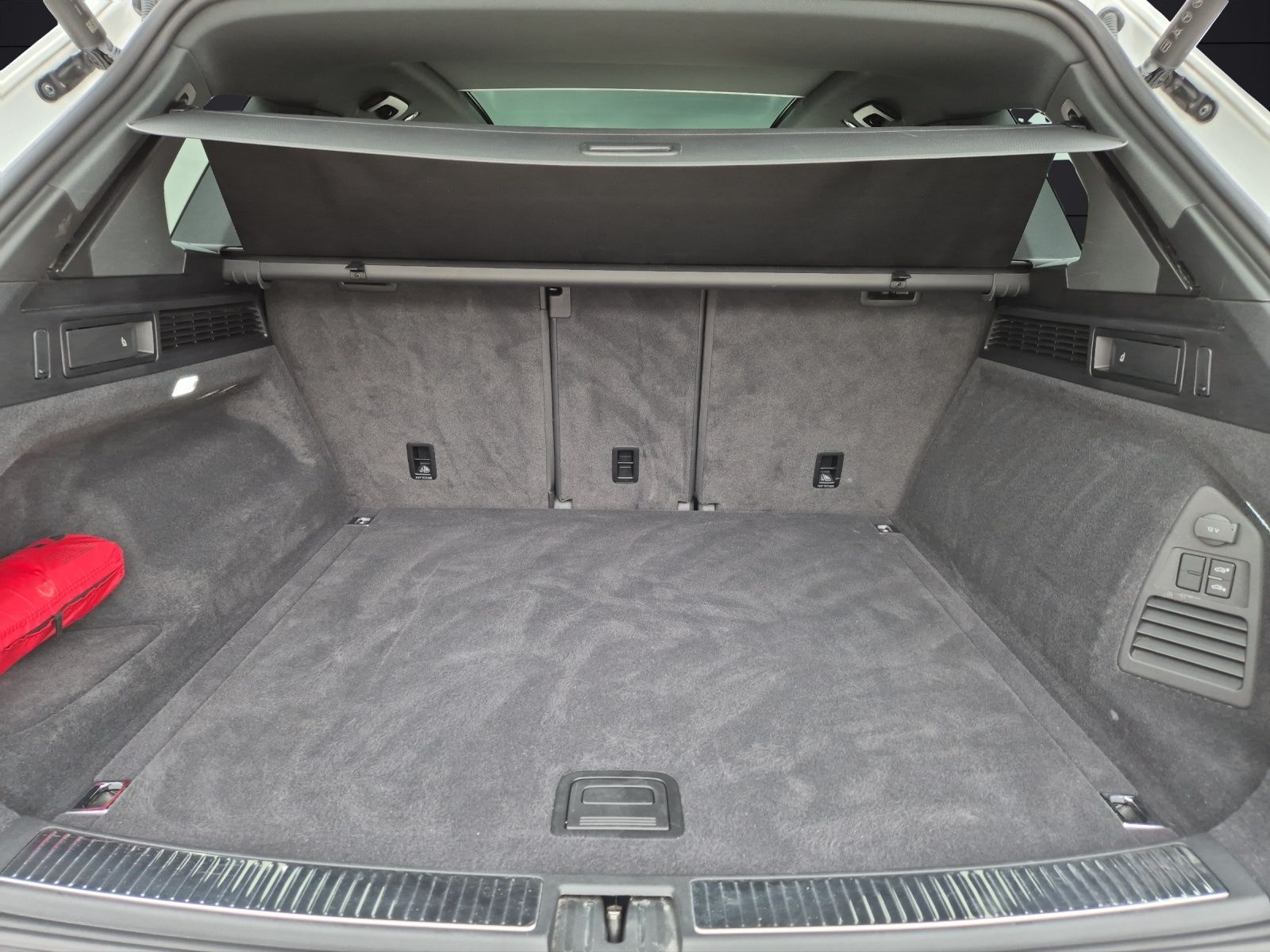 Volkswagen Touareg TDI R-Line 4M - Samsaru's Car Outlet