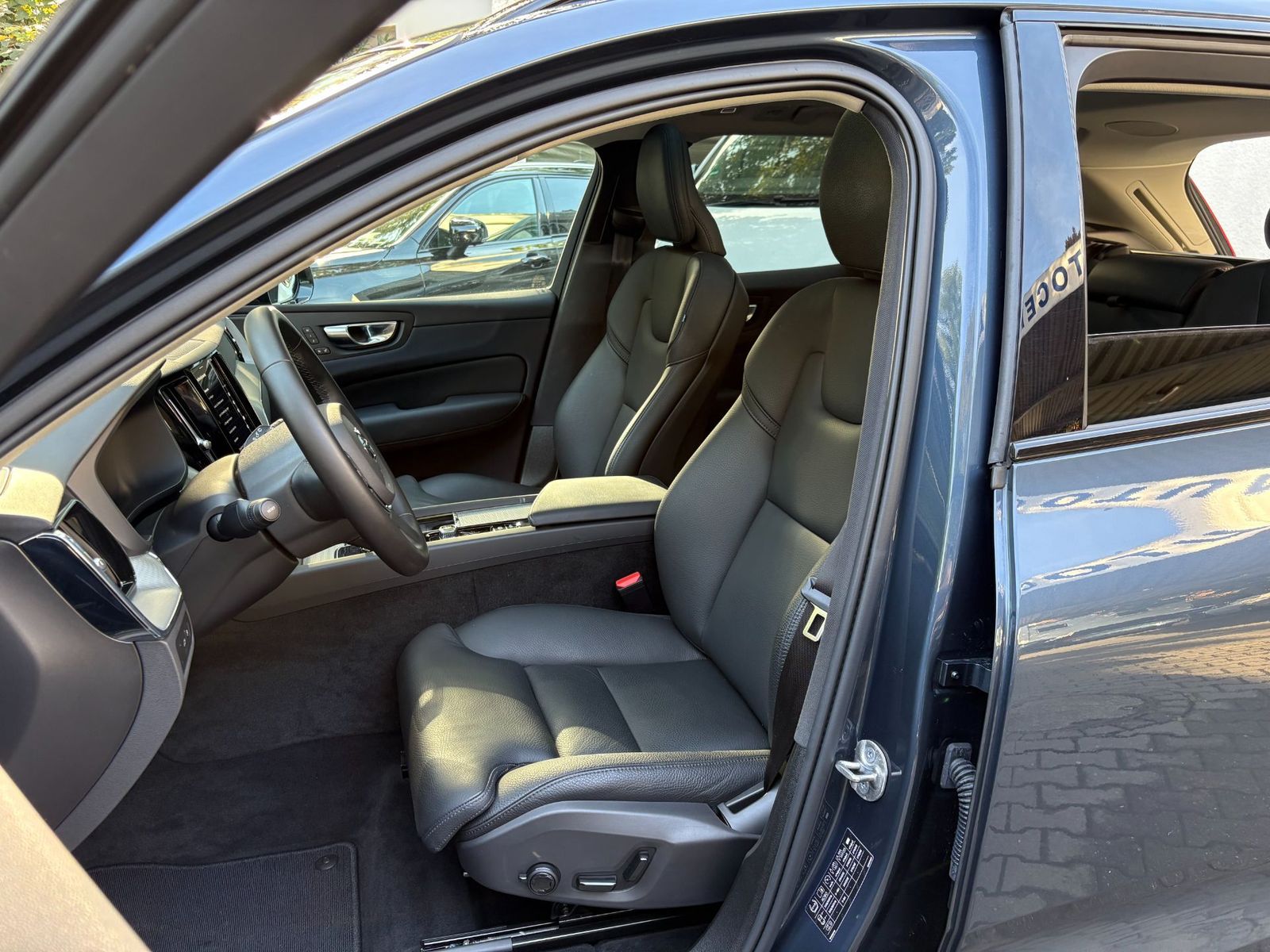 Volvo XC60 T6 AWD Plus Dark AHK 360 PANO H&K STH