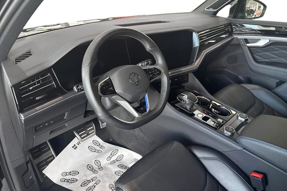 Volkswagen Touareg R 3.0 TSI V6 eHybrid 4Motion - Samsaru's Car Outlet