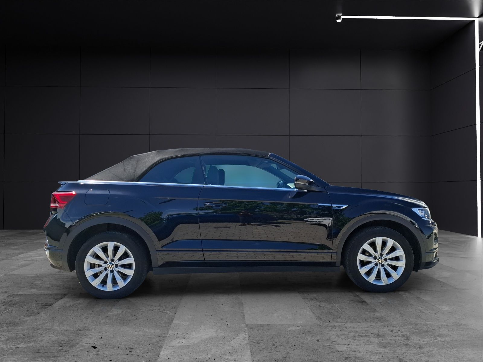 Volkswagen T-Roc TSI R-line DSG - Samsaru's Car Outlet