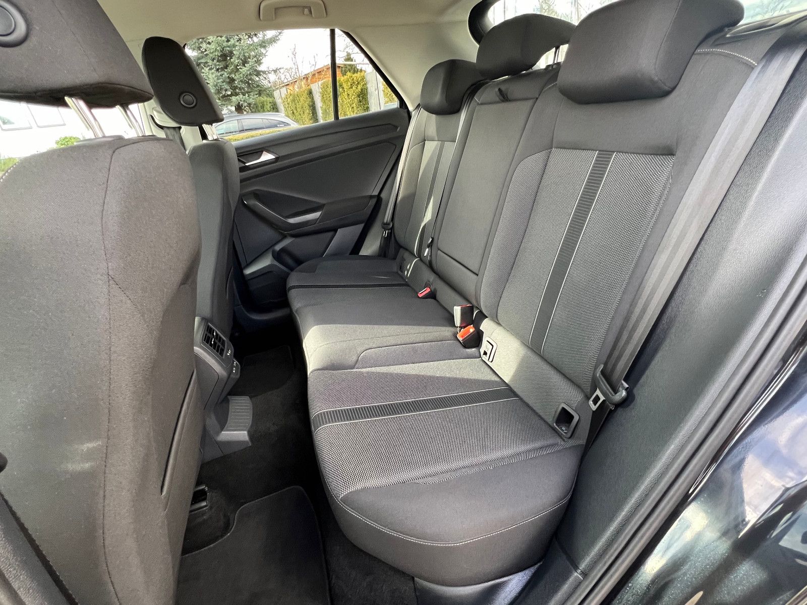 Volkswagen T-Roc Life TSI - Samsaru's Car Outlet