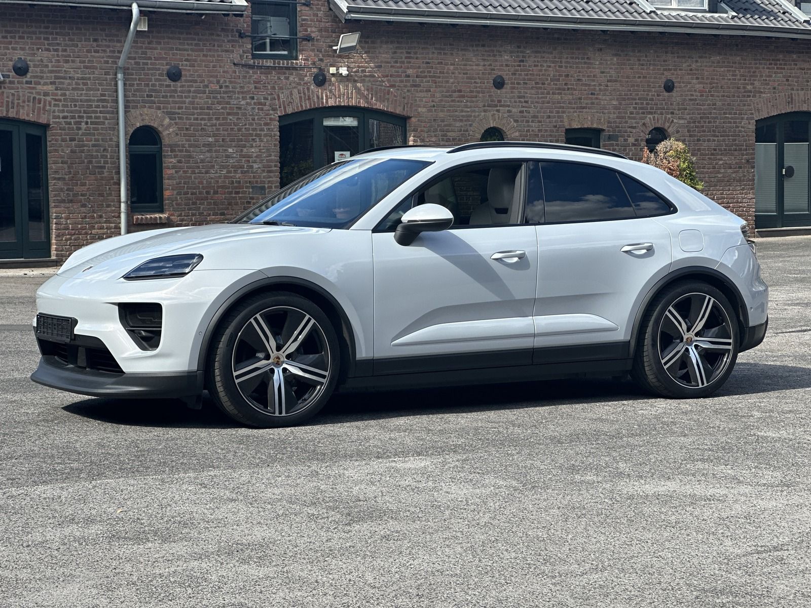 Porsche Macan 4 Exclusive - Samsaru's Car Outlet