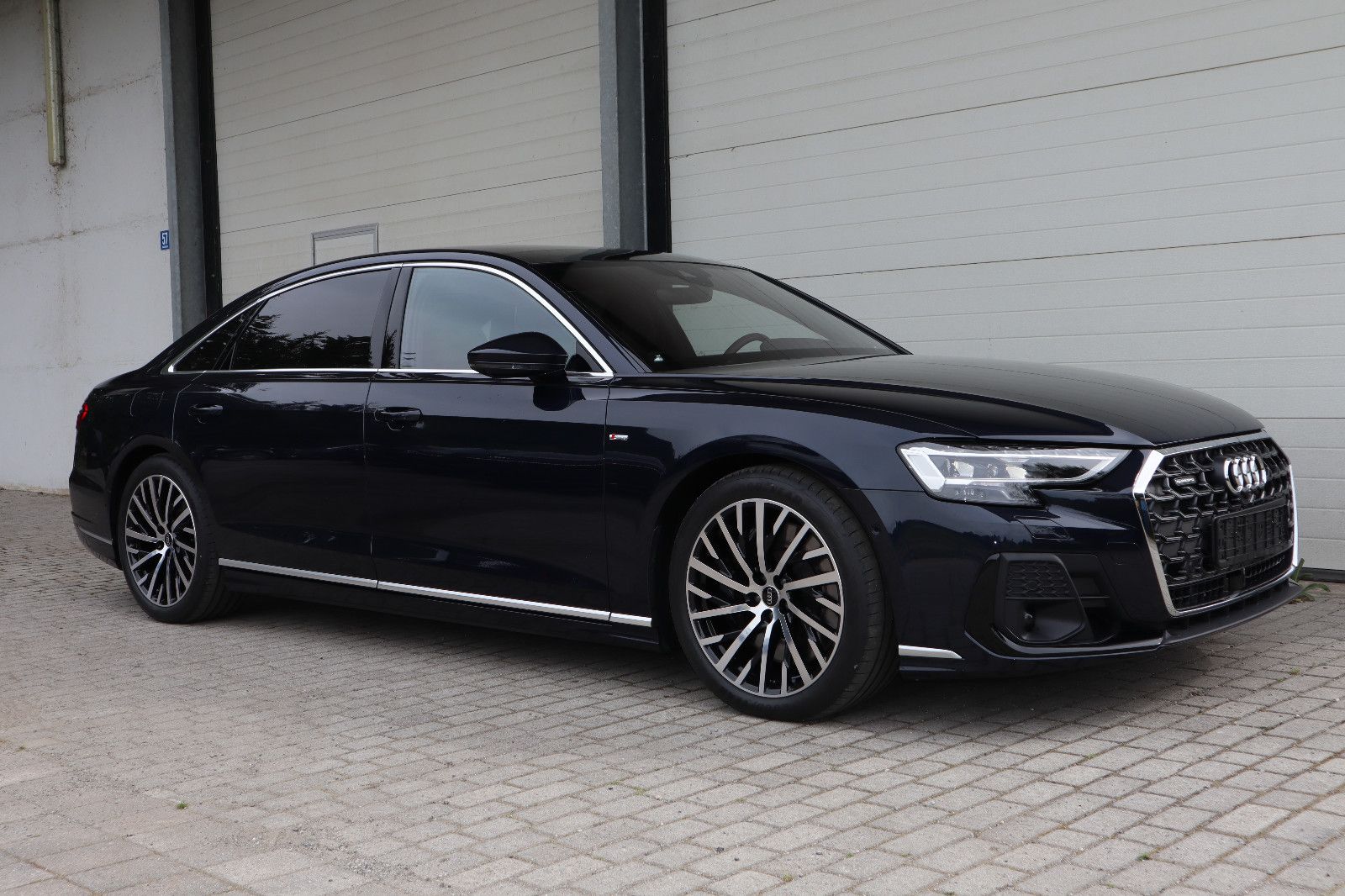 Audi A8L 60 TFSIe lang S-LINE - Samsaru's Car Outlet
