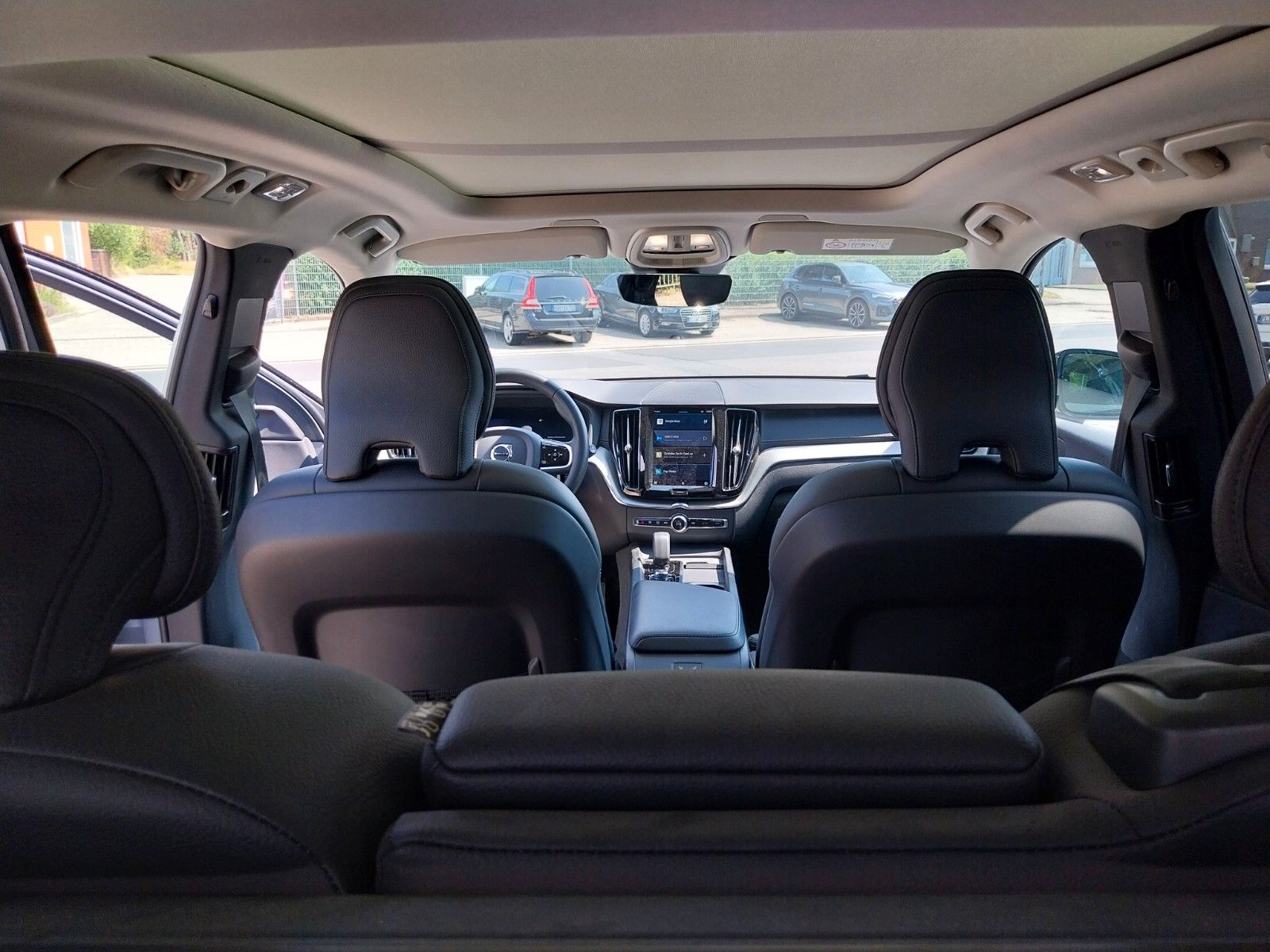 Volvo XC60 Ultimate Dark Recharge Plug-In Hybrid AWD - Samsaru's Car Outlet