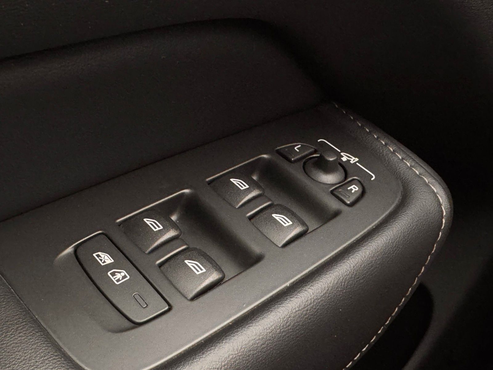 Volvo XC60 Ultimate Dark AWD AHK°PANO°HUD°360°STANDHZG