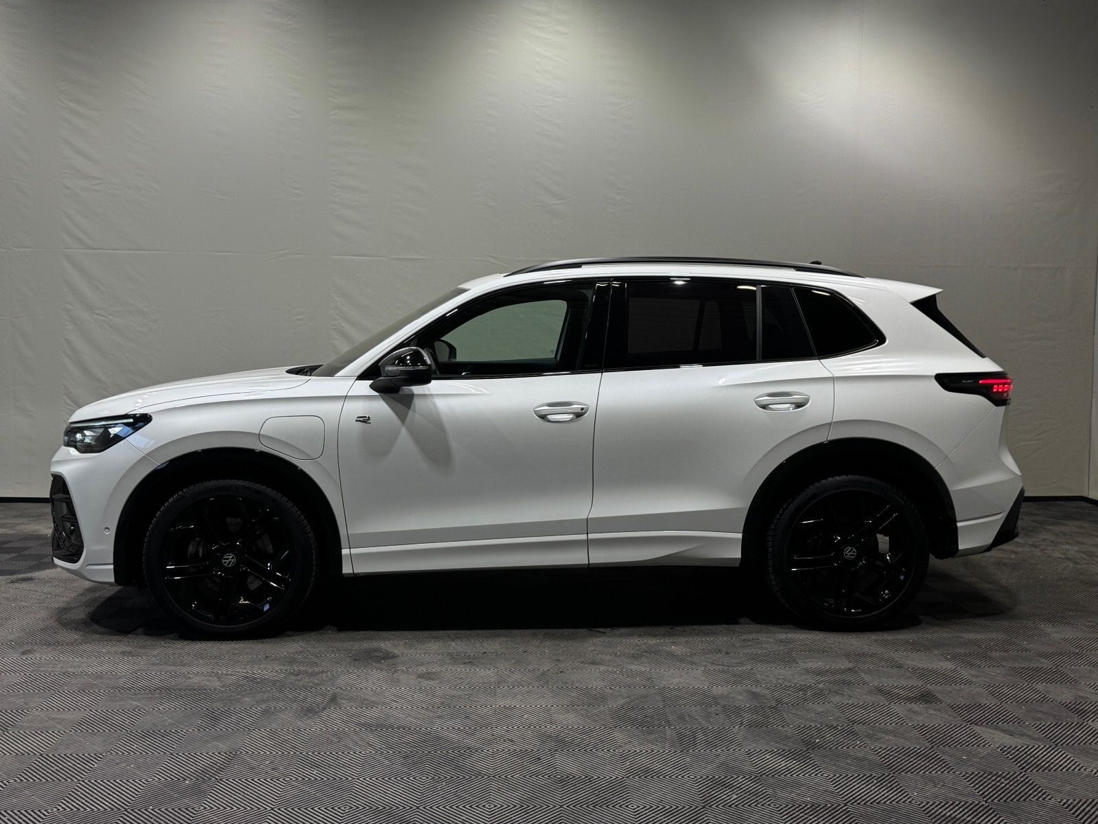 Volkswagen Tiguan R-Line 1.5 TSI eHybrid | MATRIX NAVI PANO