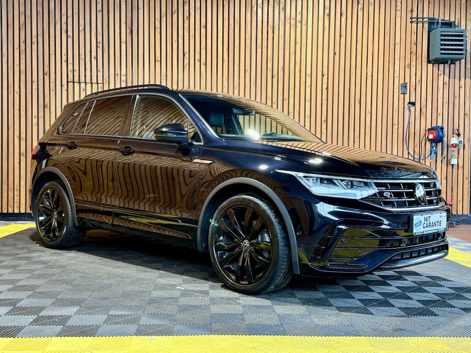 Volkswagen Tiguan 2,0 TDI 4M DSG R-Line Black *Navi*AHK*IQ*