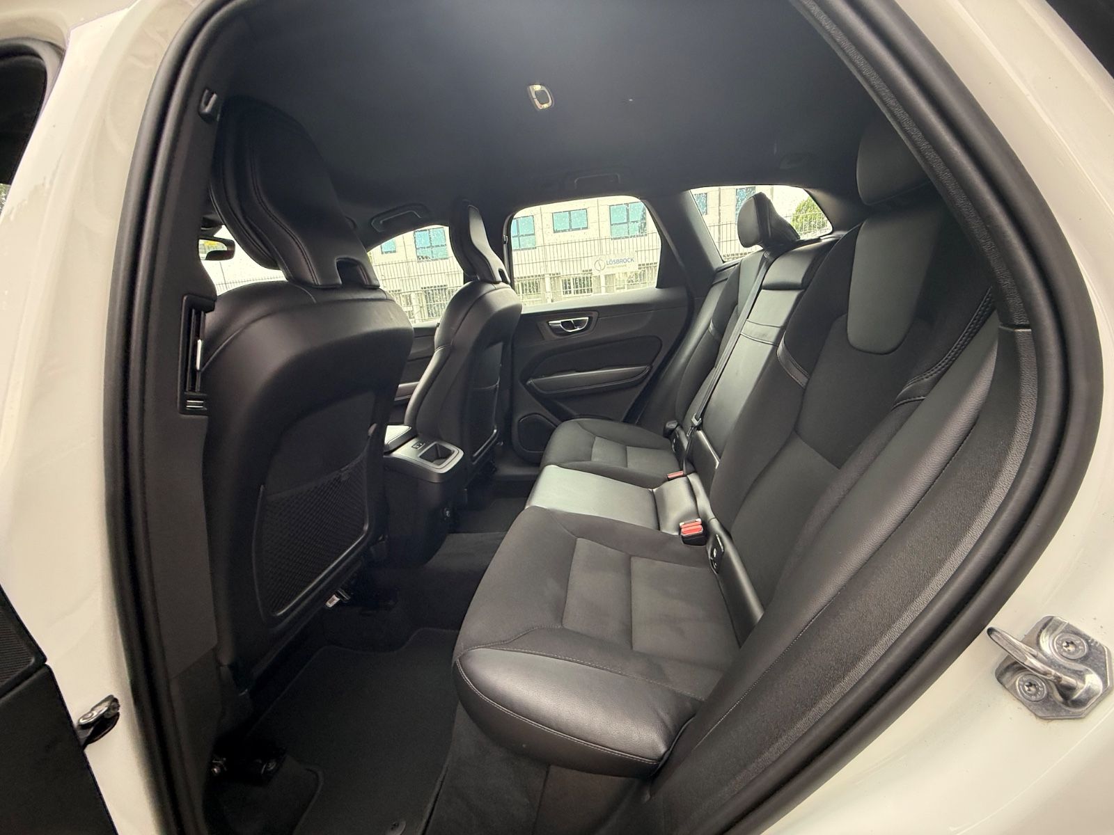 Volvo XC60 Momentum Pro AWD - Samsaru's Car Outlet