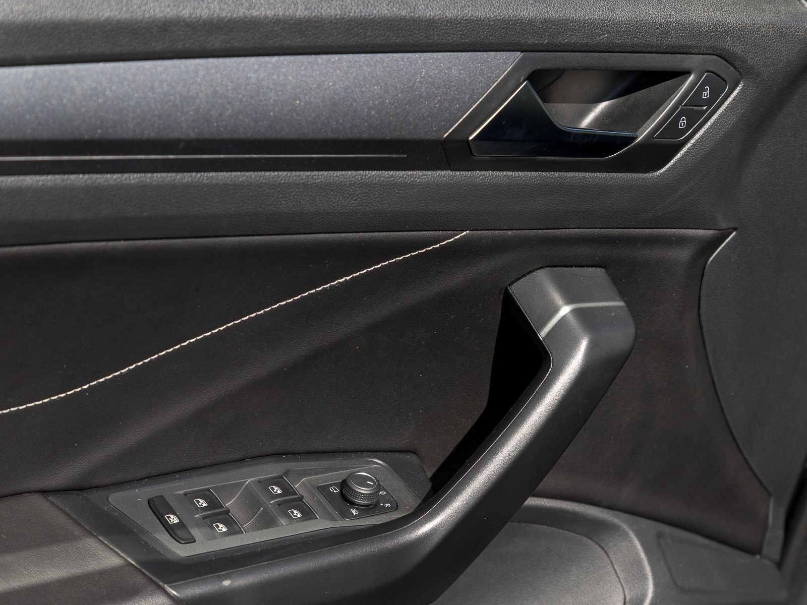 Volkswagen T-Roc 2.0 TDI STYLE - Samsaru's Car Outlet