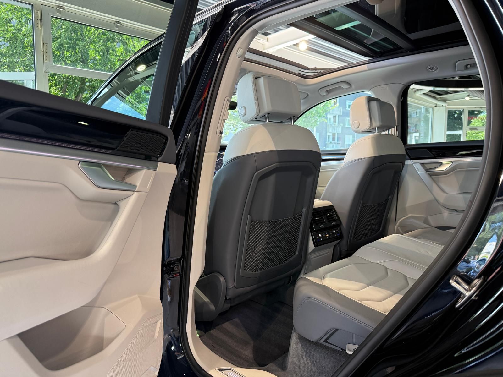 Volkswagen Touareg Elegance 4Motion eHybrid - Samsaru's Car Outlet
