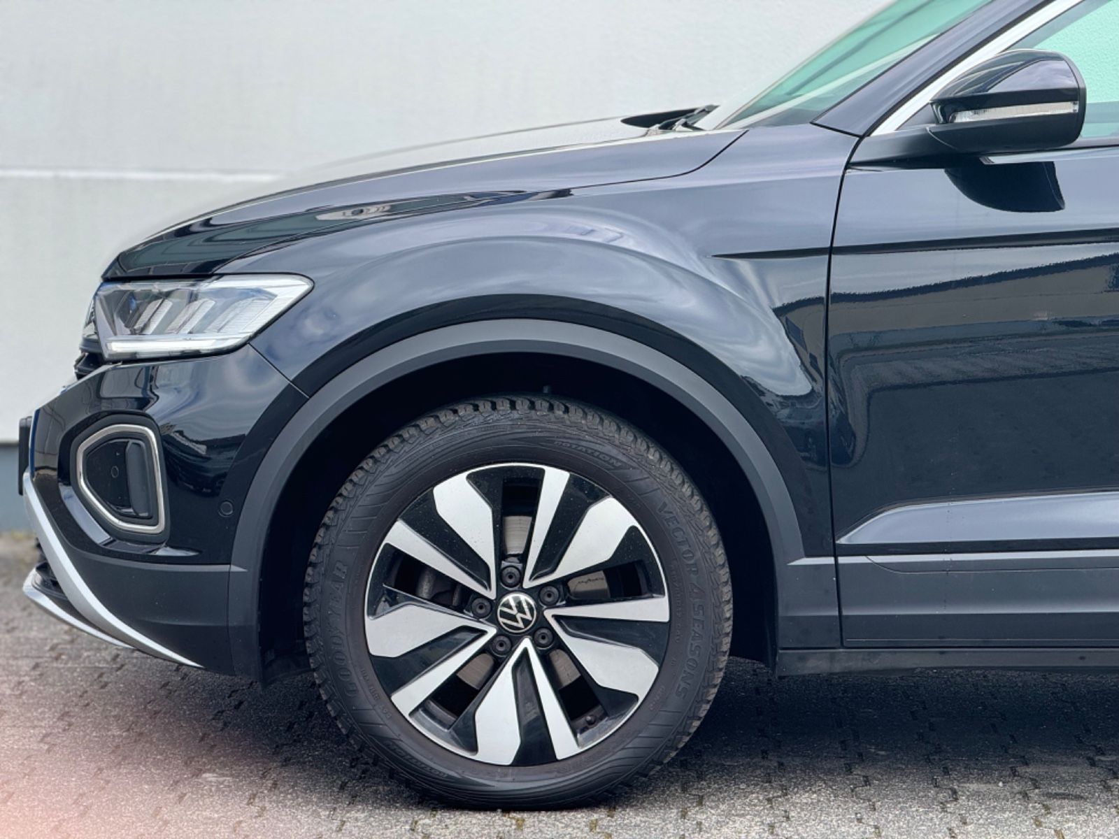 Volkswagen T-Roc Move - Samsaru's Car Outlet