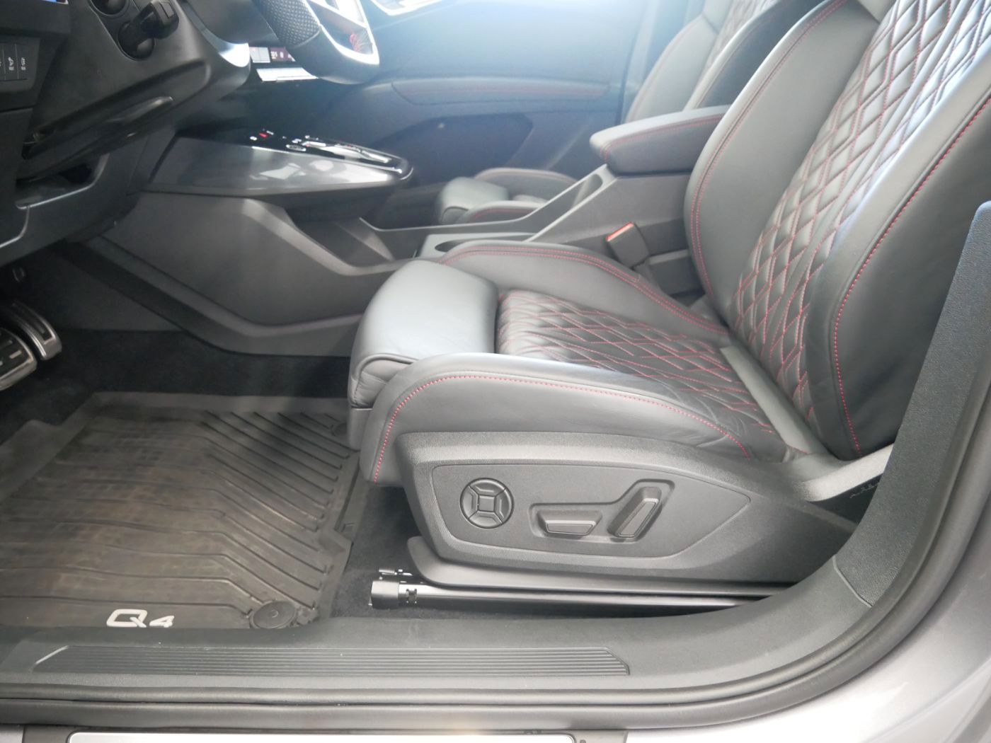 Audi Q4 50 e-tron quattro S line MATRIX AHK PANO ACC