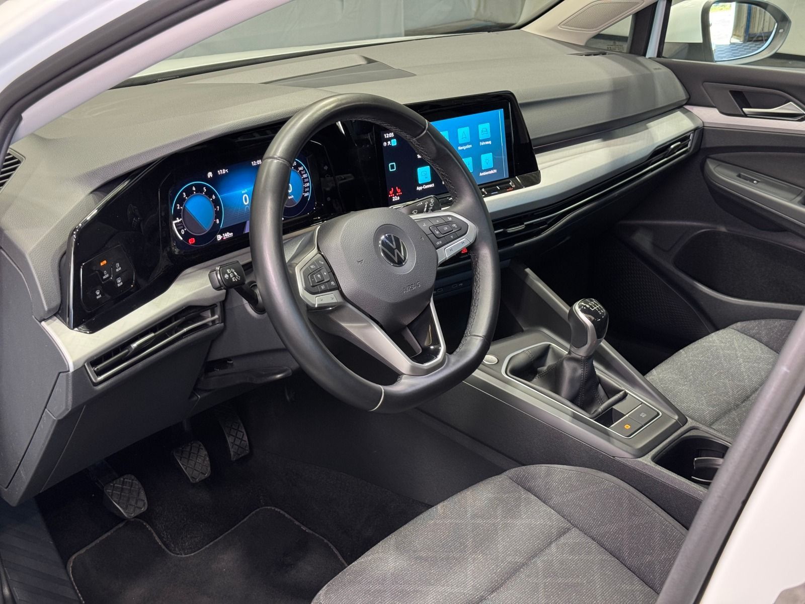 Volkswagen Golf Life 1.0 TSI - Samsaru's Car Outlet