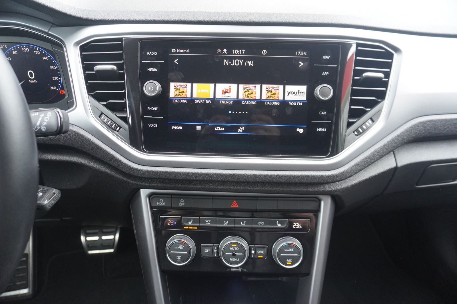 Volkswagen T-Roc 1.5 TSI Active - Samsaru's Car Outlet