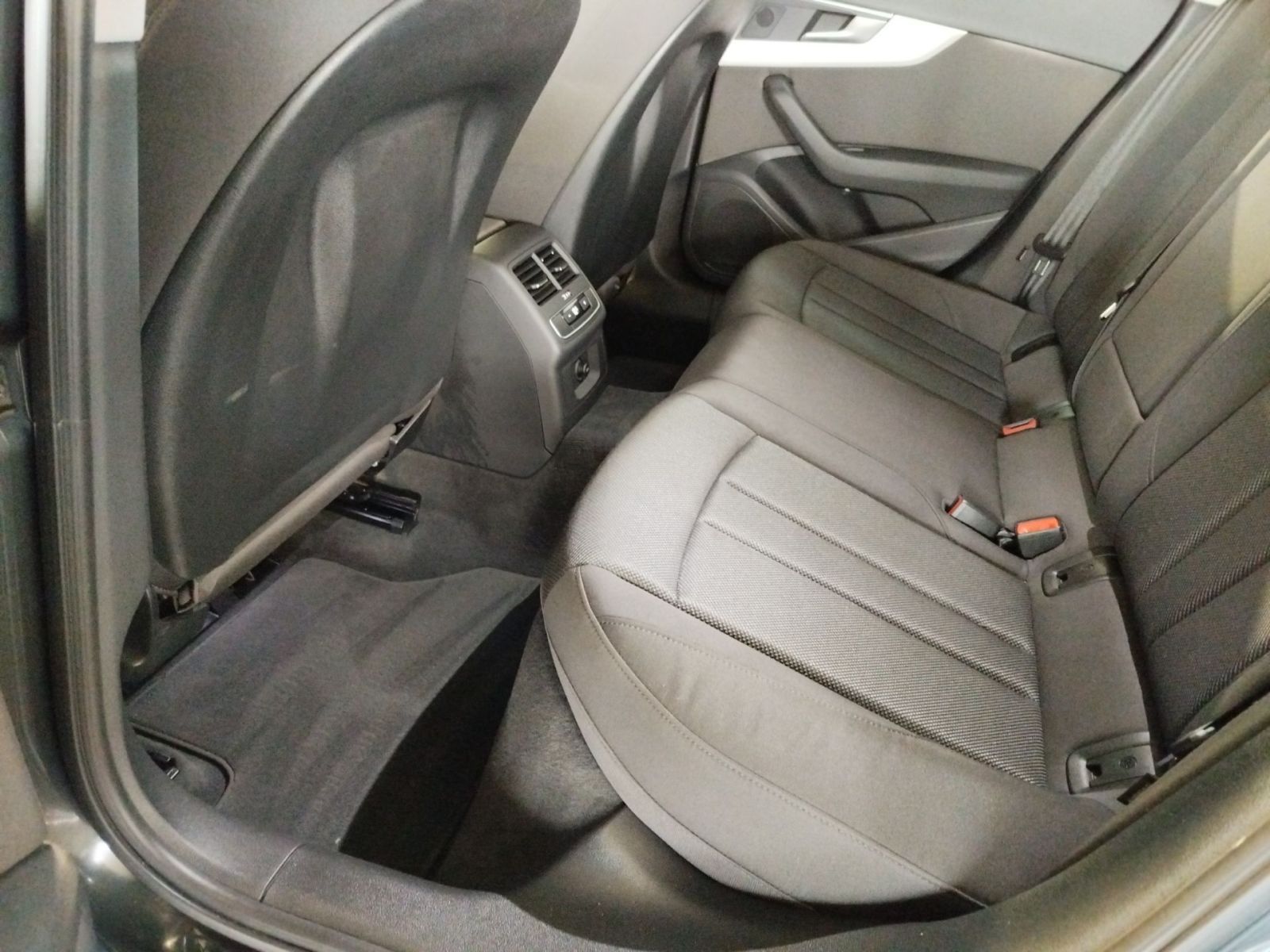 Audi A4 Avant 35 TDI advanced S tronic - Samsaru's Car Outlet