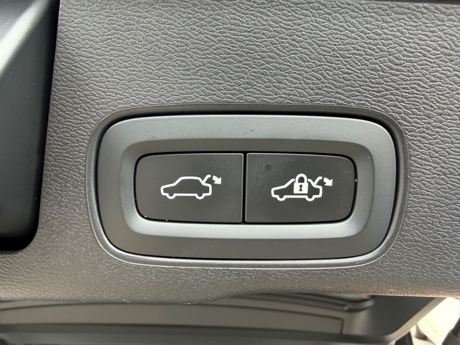 Volvo XC60 T8 Ultimate Dark Recharge HEICO V-Max offen