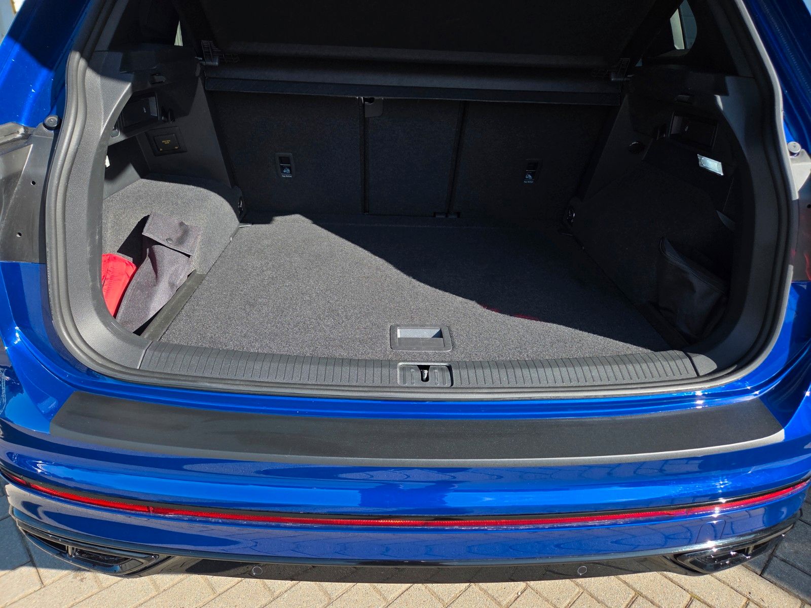 Volkswagen TIGUAN R-LINE Black - Samsaru's Car Outlet