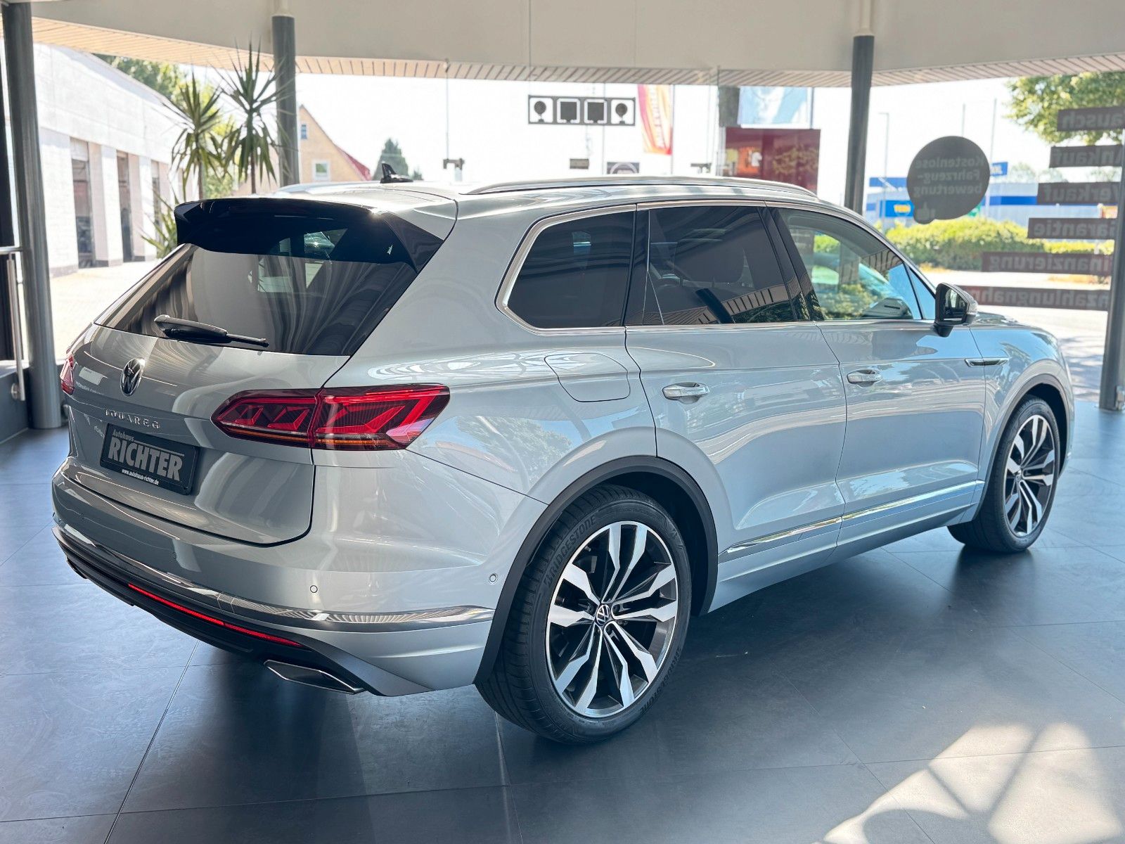 Volkswagen Touareg 3.0TDI Elegance 4Motion - Samsaru's Car Outlet