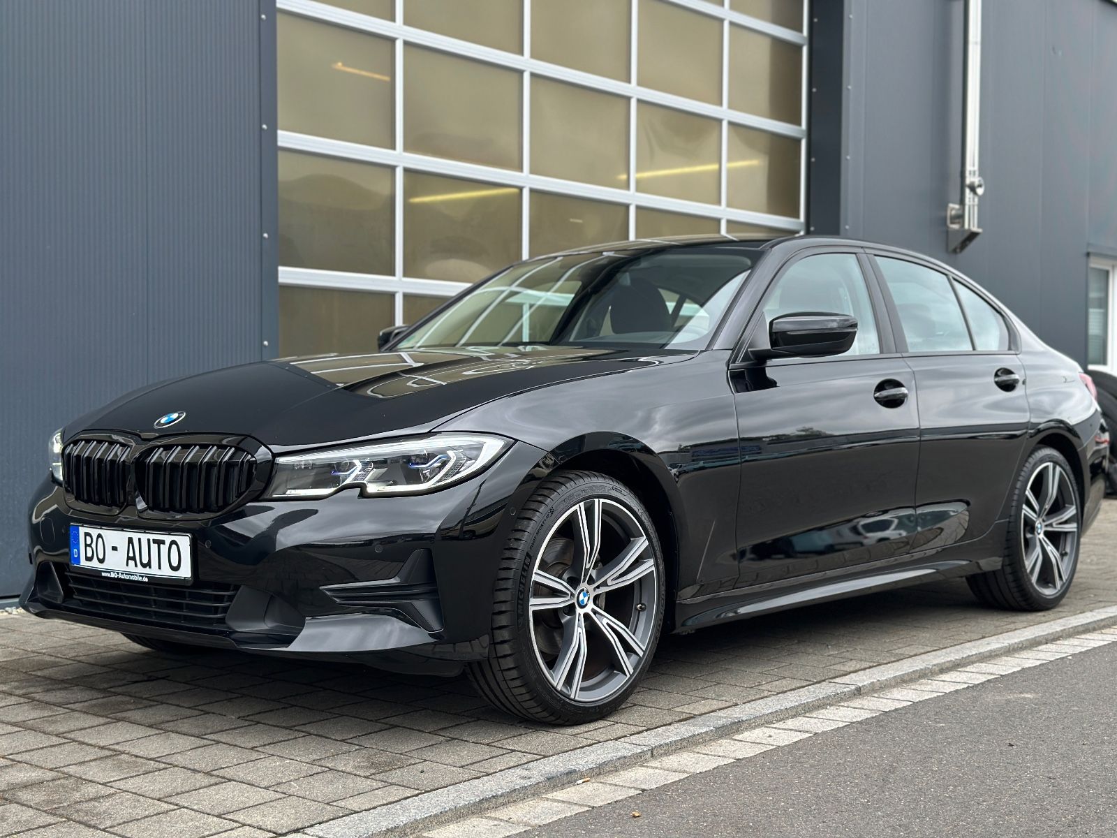 BMW 320 d xDrive Laser Leder HuD Key Innovation - Samsaru's Car Outlet