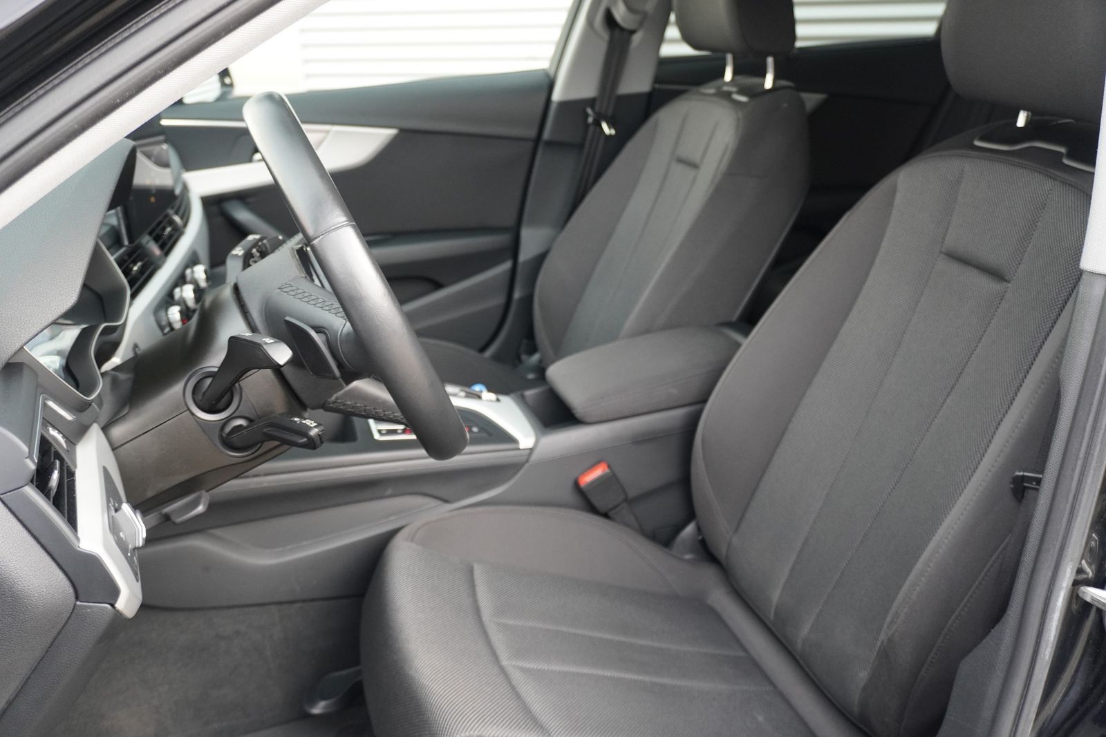 Audi A4 35 2.0 TFSI Avant - Samsaru's Car Outlet