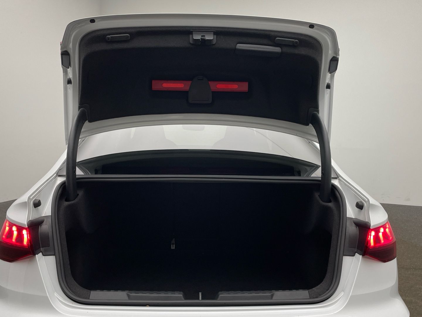 Audi A3 Limousine 35 TFSI S line MMI Navi LED