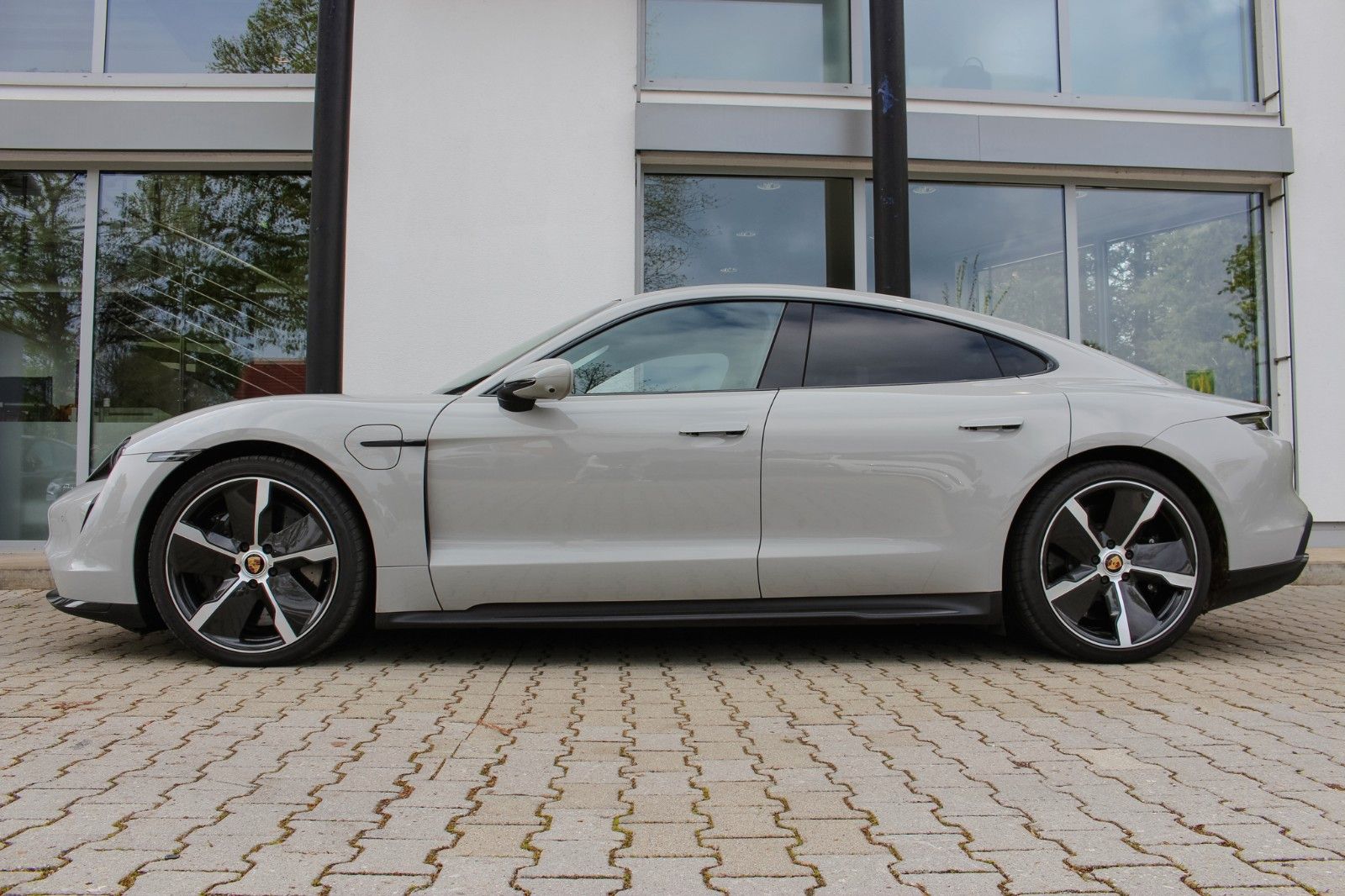Porsche Taycan Turbo S / ENTERTAINMENT / BEIFAHRER DISP.