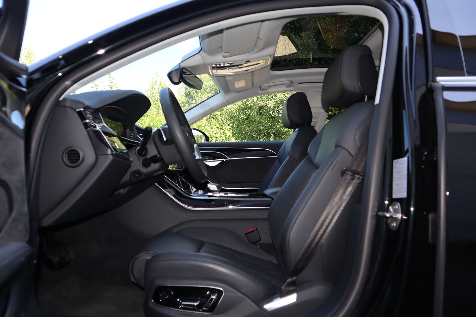 Audi A8L 60 TFSIe lang - Samsaru's Car Outlet