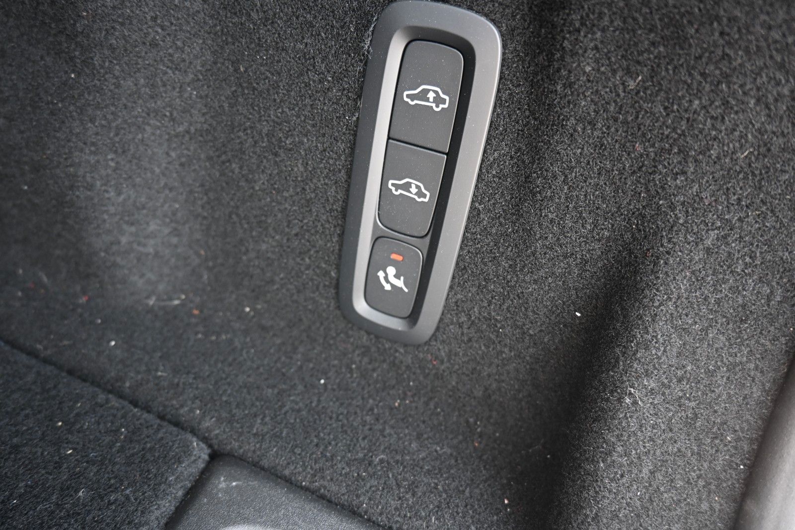Volvo XC60 B4 D Ultimate Dark AWD - Samsaru's Car Outlet